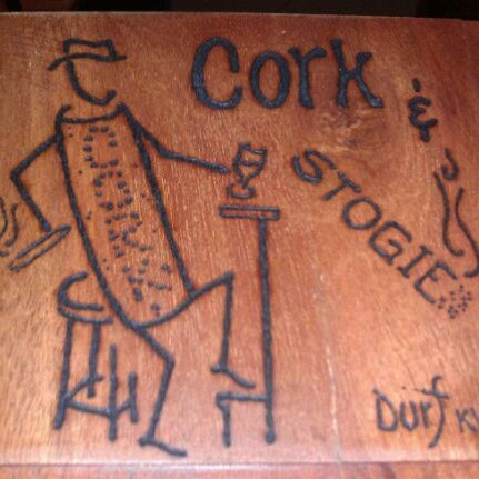 รูปภาพถ่ายที่ Cork and Stogie โดย Jennifer L. เมื่อ 9/9/2011