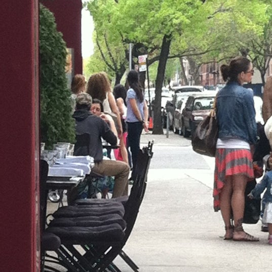 4/15/2012 tarihinde Nicole N.ziyaretçi tarafından Brick Cafe'de çekilen fotoğraf
