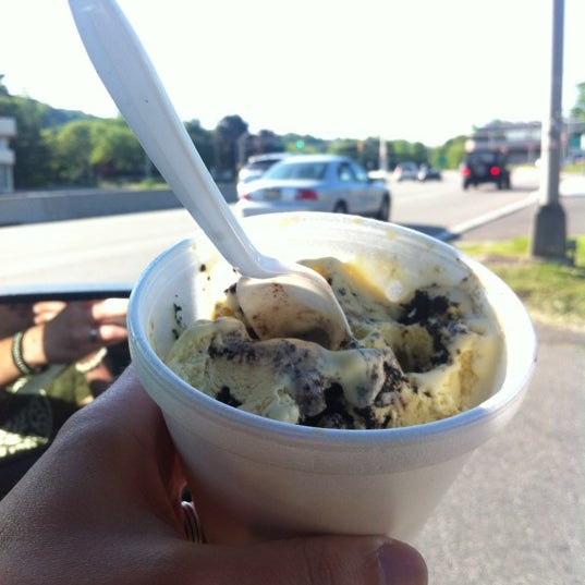รูปภาพถ่ายที่ Curly&#39;s Ice Cream &amp; Frozen Yogurt โดย Seth H. เมื่อ 5/19/2012
