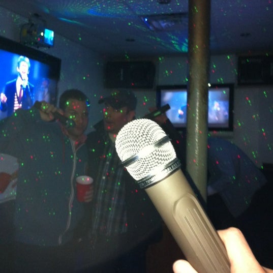 Foto tomada en Lincoln Karaoke  por Heather A. el 4/21/2012