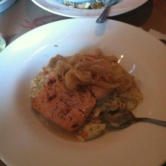 รูปภาพถ่ายที่ Ketch 55 Seafood Grill โดย Mariah เมื่อ 8/24/2011