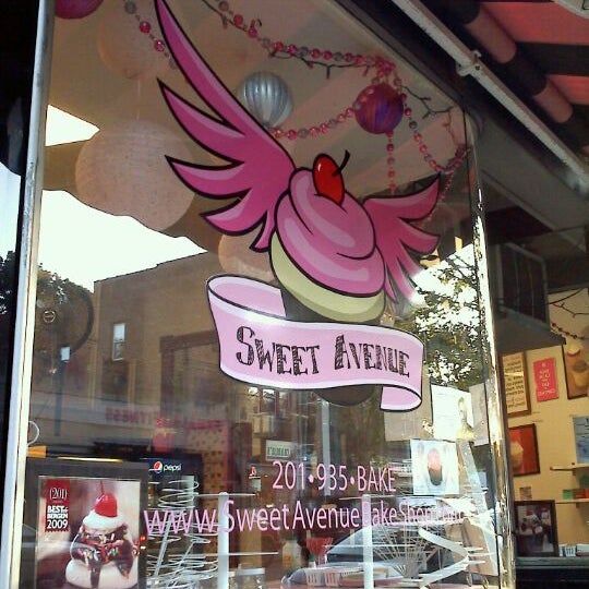 Foto diambil di Sweet Avenue Bake Shop oleh Cynthia D. pada 10/7/2011