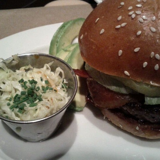 Foto tirada no(a) Go Burger por Helen G. em 3/19/2011