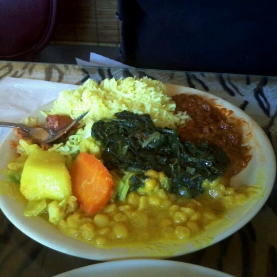Foto tomada en Queen Sheba Ethopian Restaurant  por Haley C. el 1/13/2012