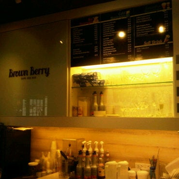 Photo taken at Brown Berry Cafe &amp; Workspace (บราวน์เบอร์รี่) by Woranin S. on 2/24/2011