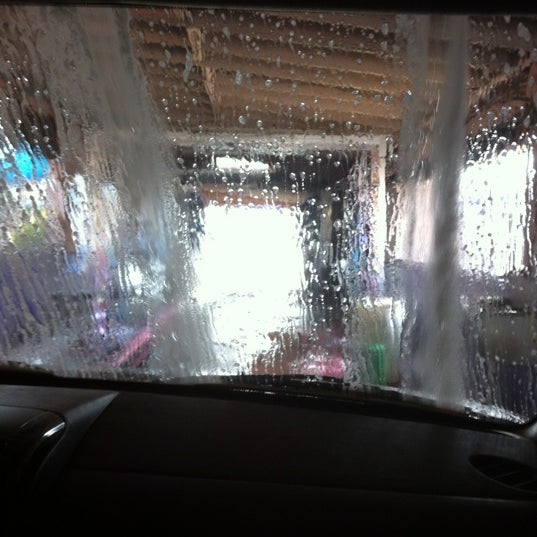 10/24/2011 tarihinde Brad B.ziyaretçi tarafından Los Olivos Hand Car Wash'de çekilen fotoğraf