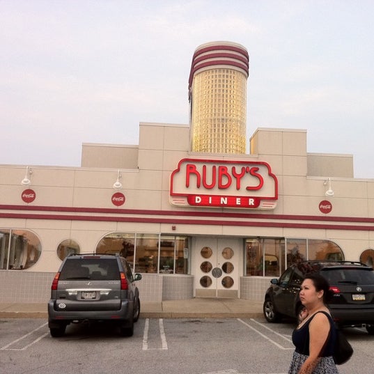 รูปภาพถ่ายที่ Ruby&#39;s Diner โดย Ben C. เมื่อ 7/12/2011