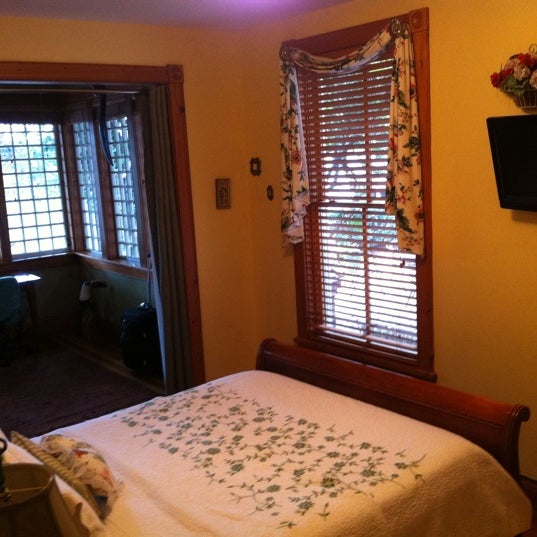 Photo taken at Sweetwater Branch Inn Bed And Breakfast by Franklin M. on 7/18/2011