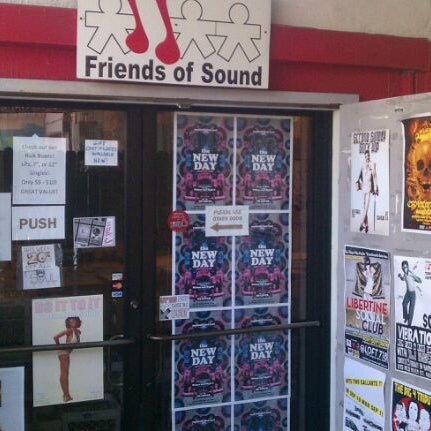 Foto diambil di Friends of Sound Records oleh Chris pada 9/4/2011
