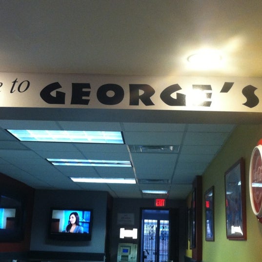 3/23/2012 tarihinde Brian R.ziyaretçi tarafından George&#39;s Hot Dogs'de çekilen fotoğraf