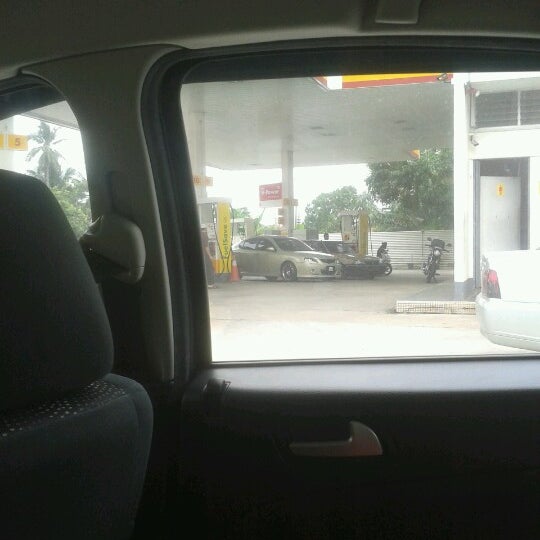 8/31/2012 tarihinde noraziyaretçi tarafından Shell Jalan Peserai'de çekilen fotoğraf