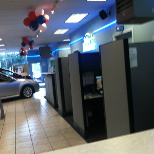 Foto scattata a Subaru of Wakefield da Natarsha il 7/12/2012