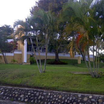รูปภาพถ่ายที่ Gurabito Country Club โดย Ern P. เมื่อ 2/4/2012