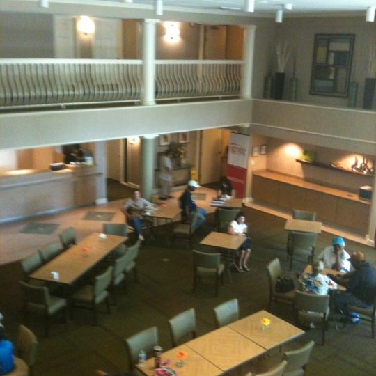 รูปภาพถ่ายที่ La Quinta Inn &amp; Suites Houston Galleria Area โดย Angie G. เมื่อ 8/27/2011