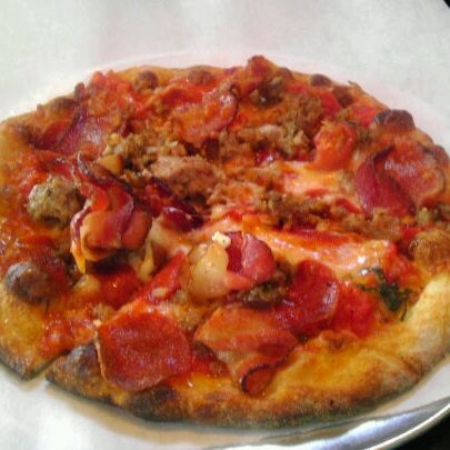 Foto tirada no(a) Hearth Pizza Tavern por Matthew H. em 11/18/2011