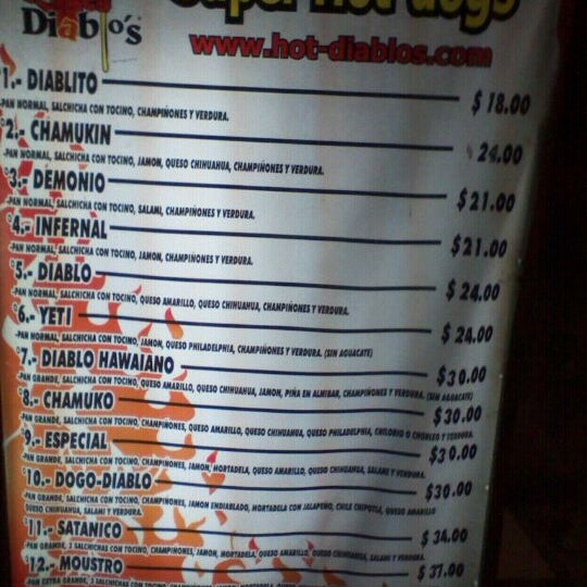 Foto tirada no(a) Diablos Super Hot Dogs por Ale O. em 10/5/2011