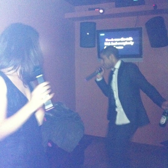 Foto scattata a Karaoke Box da Annem H. il 2/24/2012