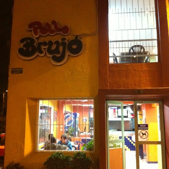 Foto diambil di Pollo Brujo oleh Ricardo Hernan G. pada 2/16/2012