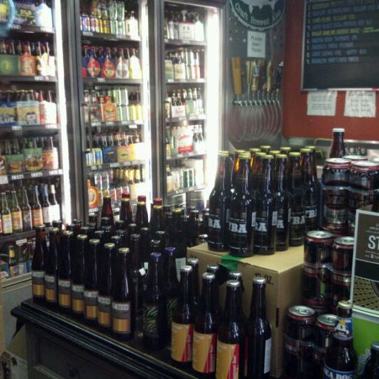 Foto tirada no(a) Charleston Beer Exchange por Chrys R. em 4/20/2012