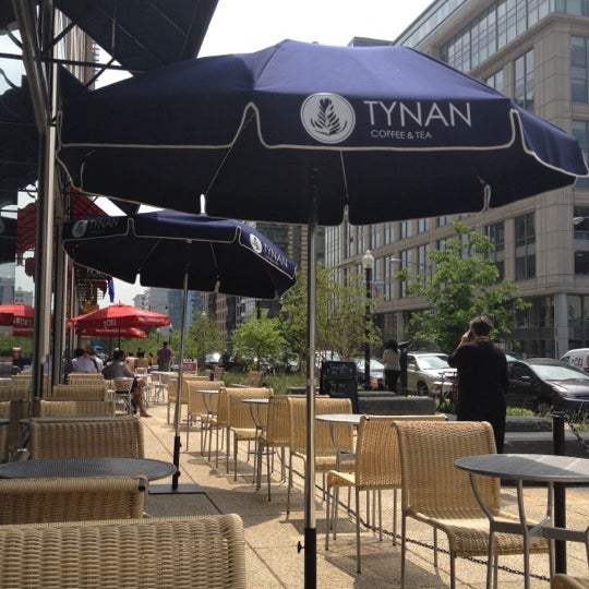 รูปภาพถ่ายที่ Tynan Coffee &amp; Tea โดย Gwynne K. เมื่อ 5/2/2012