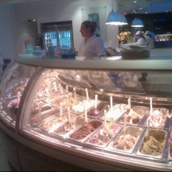 รูปภาพถ่ายที่ Frost, A Gelato Shop โดย Jade Y. เมื่อ 8/15/2011