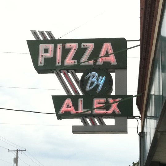 Foto scattata a Pizza by Alex da Rachel L. il 8/14/2011