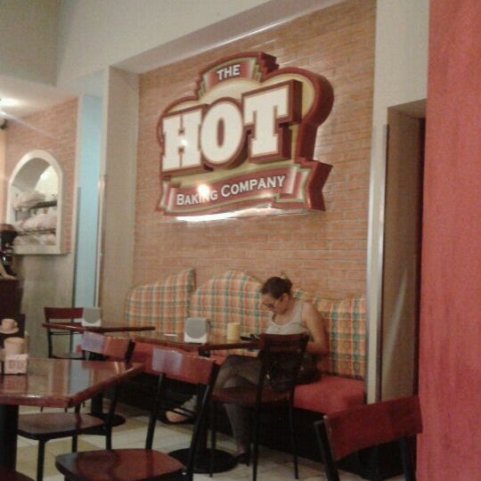 Photo taken at HOT Casual Food Centro Maya by Stanley S. on 2/6/2012