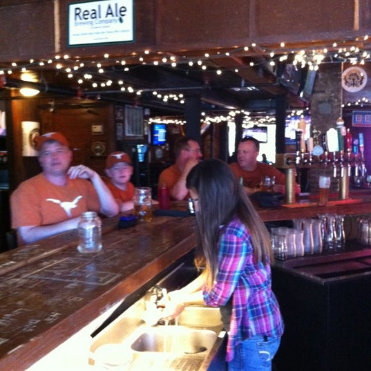 รูปภาพถ่ายที่ The Tavern โดย Shared M. เมื่อ 4/22/2012