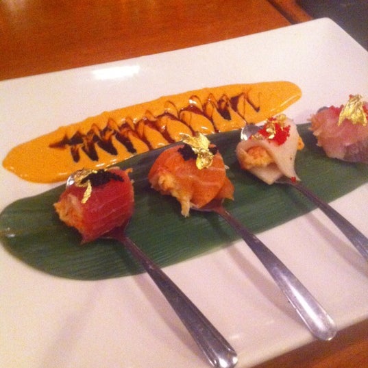 Foto tirada no(a) MoMo Sushi por Kwaasa W. em 12/4/2011