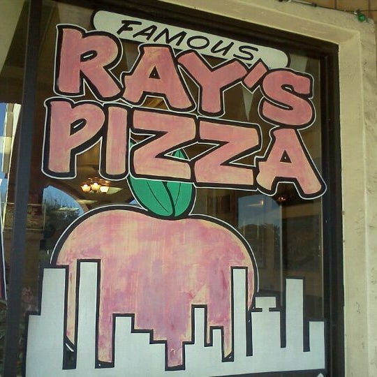 Foto scattata a Ray&#39;s Pizza da Josh R. il 10/13/2011