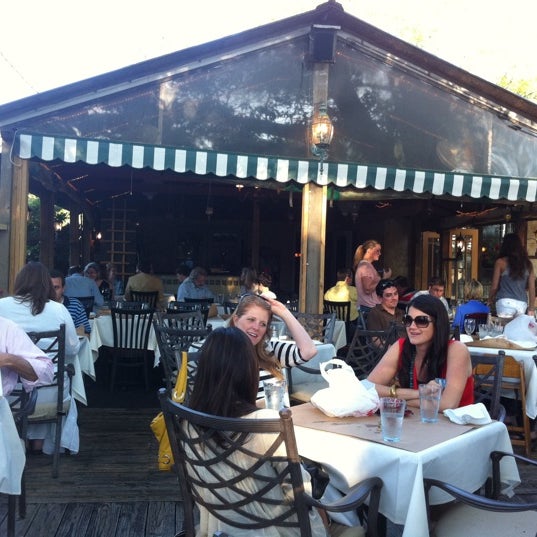5/14/2011 tarihinde James M.ziyaretçi tarafından Basil&#39;s Restaurant &amp; Tapas Bar'de çekilen fotoğraf