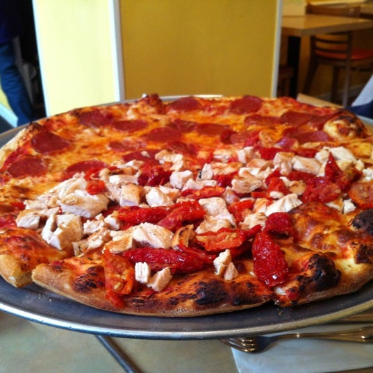 Снимок сделан в Mimi&#39;s Pizza Kitchen пользователем Eddie M. 11/5/2011