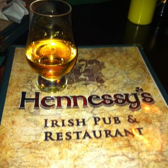 Снимок сделан в Hennessy&#39;s Pub &amp; Whiskey Bar пользователем Ray C. 10/2/2011