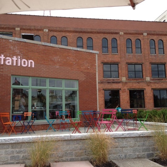 Foto tirada no(a) Filling Station Restaurant por Anthony P. em 7/18/2012