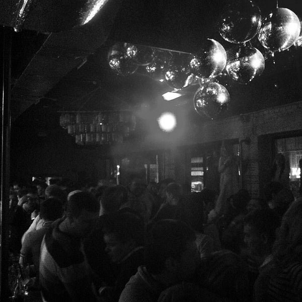 Foto tomada en MISHKA Shop&amp;Bar  por Lunegov el 4/13/2012