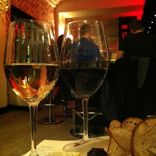 Foto tirada no(a) Uva Wine &amp; Cocktail Bar por Agnès T. em 1/28/2012