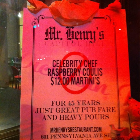 รูปภาพถ่ายที่ Mr. Henry&#39;s Restaurant โดย Fredo A. เมื่อ 9/24/2011