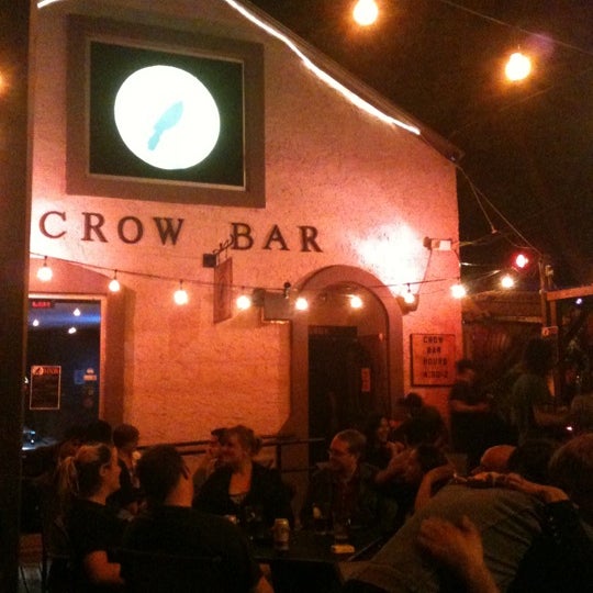 Foto diambil di Crow Bar oleh Laura E. pada 11/8/2011