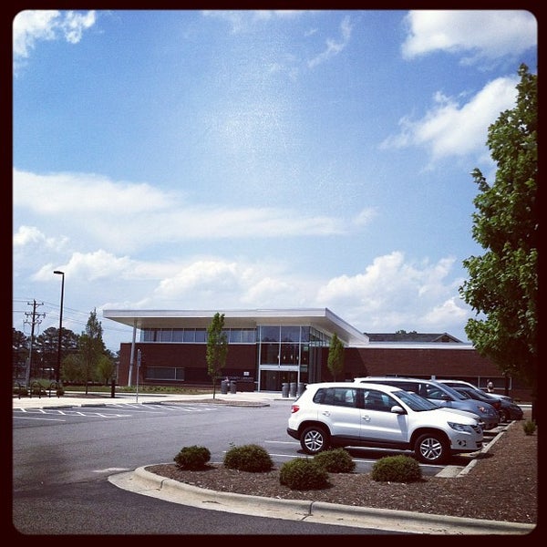 Foto tirada no(a) Durham County Library - South Regional por Cherie C. em 6/1/2012