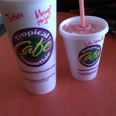 Photo taken at Tropical Smoothie Café by Jessica H. on 8/29/2012