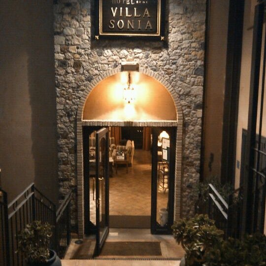 Foto diambil di Hotel Villa Sonia oleh Giuseppe D. pada 11/14/2011