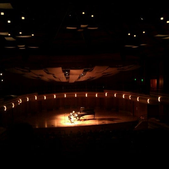 10/1/2011에 Aamir Ahmed K.님이 DeBartolo Performing Arts Center And Browning Cinema에서 찍은 사진