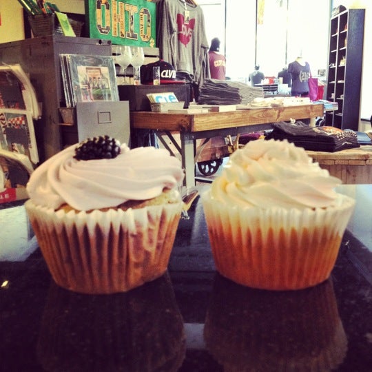 รูปภาพถ่ายที่ Colossal Cupcakes โดย Erica R. เมื่อ 3/21/2012