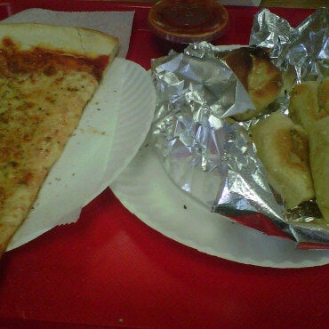 Foto tirada no(a) Tony Oravio Pizza por katie m. em 5/6/2011