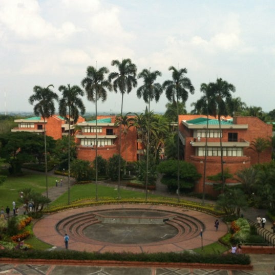 รูปภาพถ่ายที่ Universidad Autónoma de Occidente - Cali โดย Corinne D. เมื่อ 1/27/2012