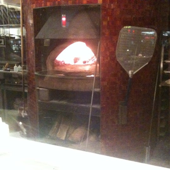 12/30/2011에 Vince MCNG marketing님이 Novo Pizzeria &amp; Wine Bar에서 찍은 사진