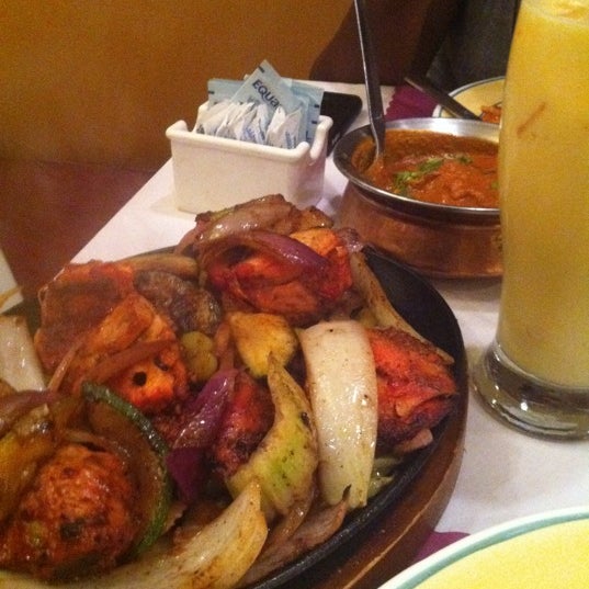 Foto scattata a Lovash Indian Restaurant &amp; Bar da Kerry W. il 8/26/2011
