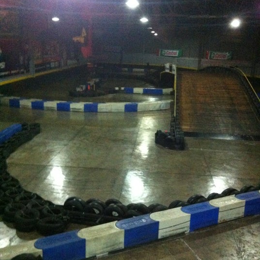 Foto tirada no(a) Formula Kart Indoor por Michael M. em 4/19/2012