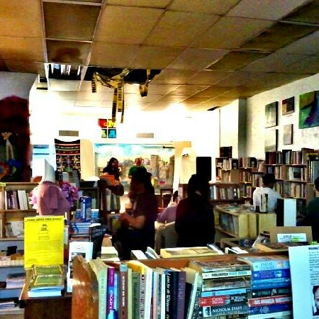Foto diambil di Word Up: Community Bookshop/Libreria oleh Emmanuel A. pada 6/13/2012
