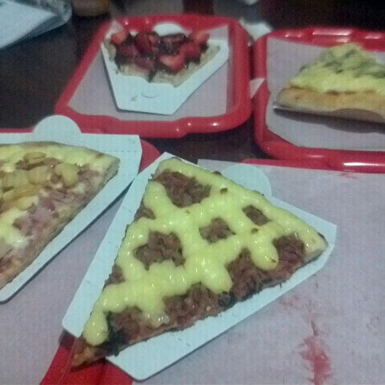 Foto tirada no(a) Vitrine da Pizza - Pizza em Pedaços por Rodrigo S. em 3/28/2012
